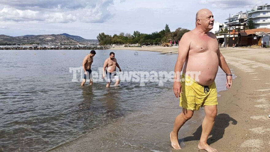 Ο Μπέος έκανε μπάνιο στον Άναυρο - «Είναι πεντακάθαρα, να μην φοβάται ο κόσμος»