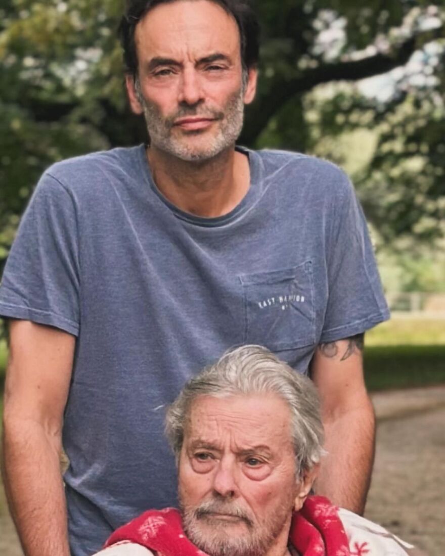 Αλέν Ντελόν: Μας λείπεις μπαμπά, γράφει ο γιος του έναν μήνα μετά τον θάνατό του 