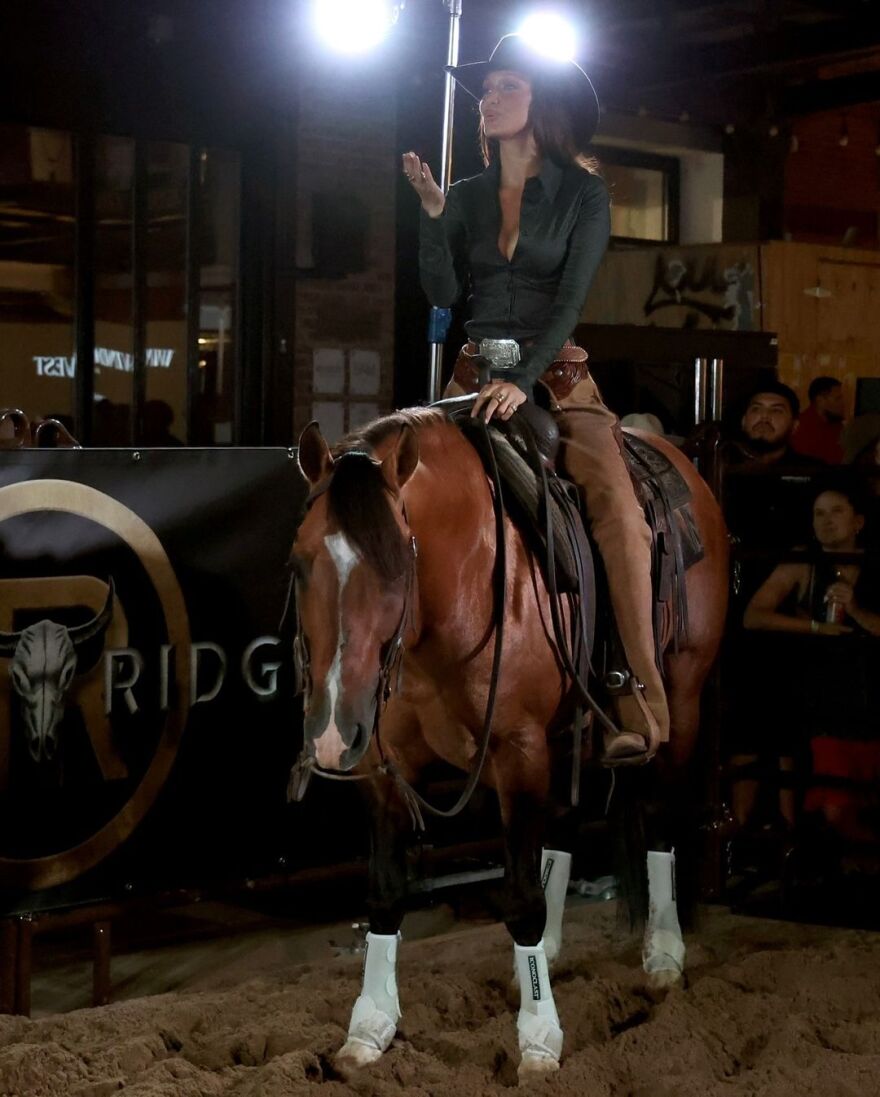 Μπέλα Χαντίντ: Τα τρυφερά στιγμιότυπα με τον καουμπόη σύντροφό της στο Instagram