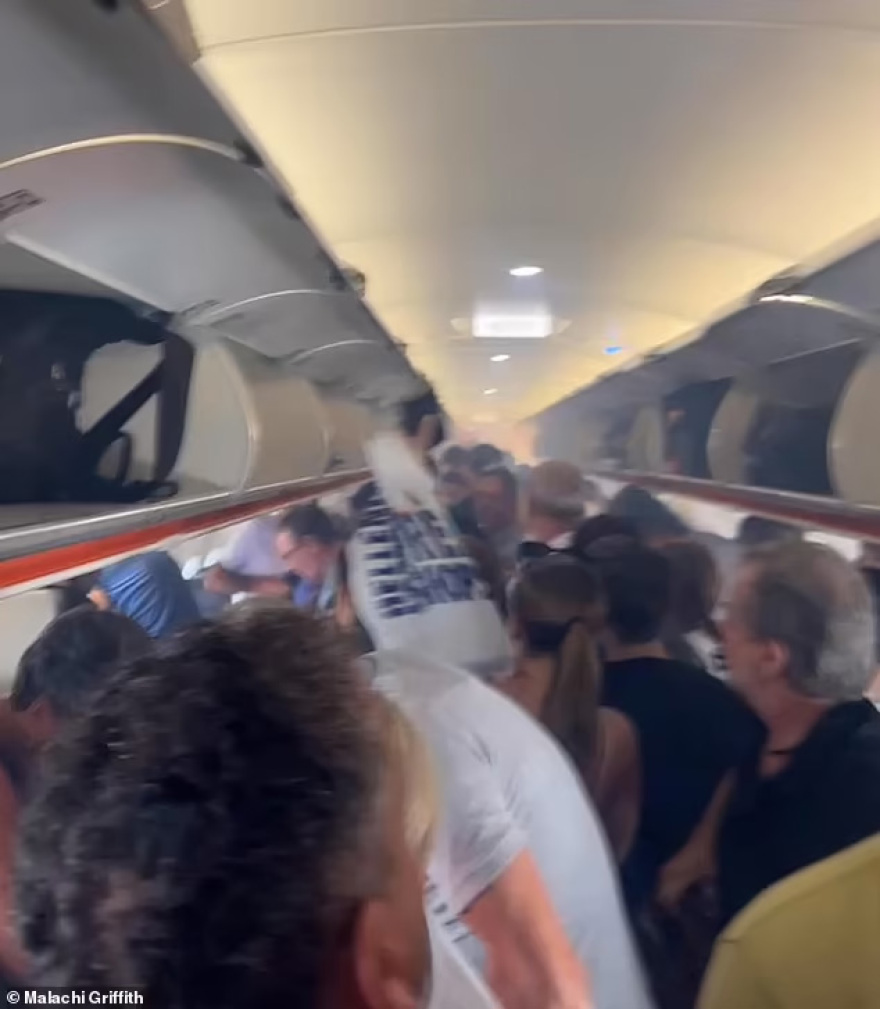 Βίντεο: Η στιγμή που οι επιβάτες εγκαταλείπουν το αεροσκάφος στο Ηράκλειο μετά την έκρηξη του powerbank