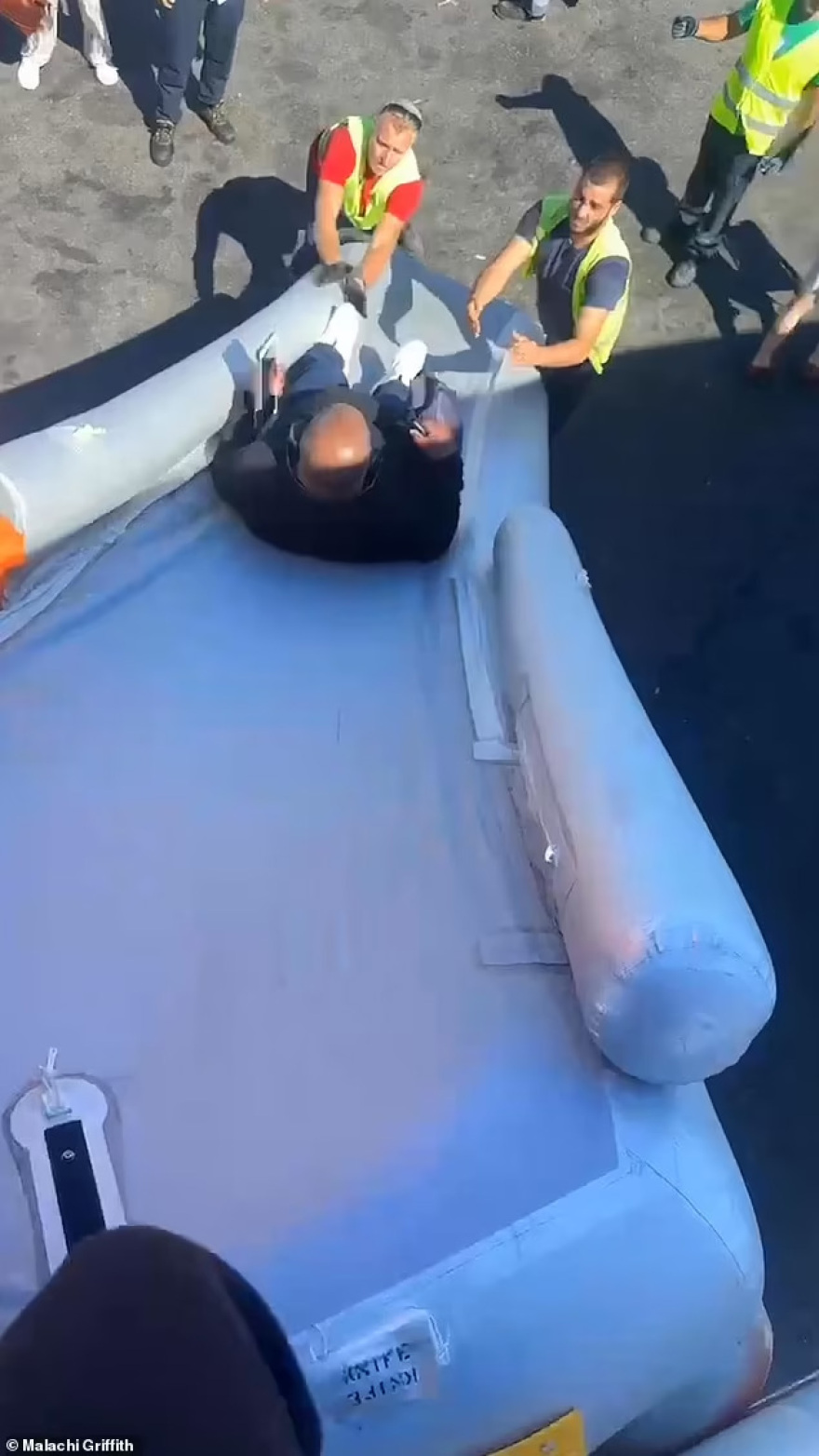 Βίντεο: Η στιγμή που οι επιβάτες εγκαταλείπουν το αεροσκάφος στο Ηράκλειο μετά την έκρηξη του powerbank