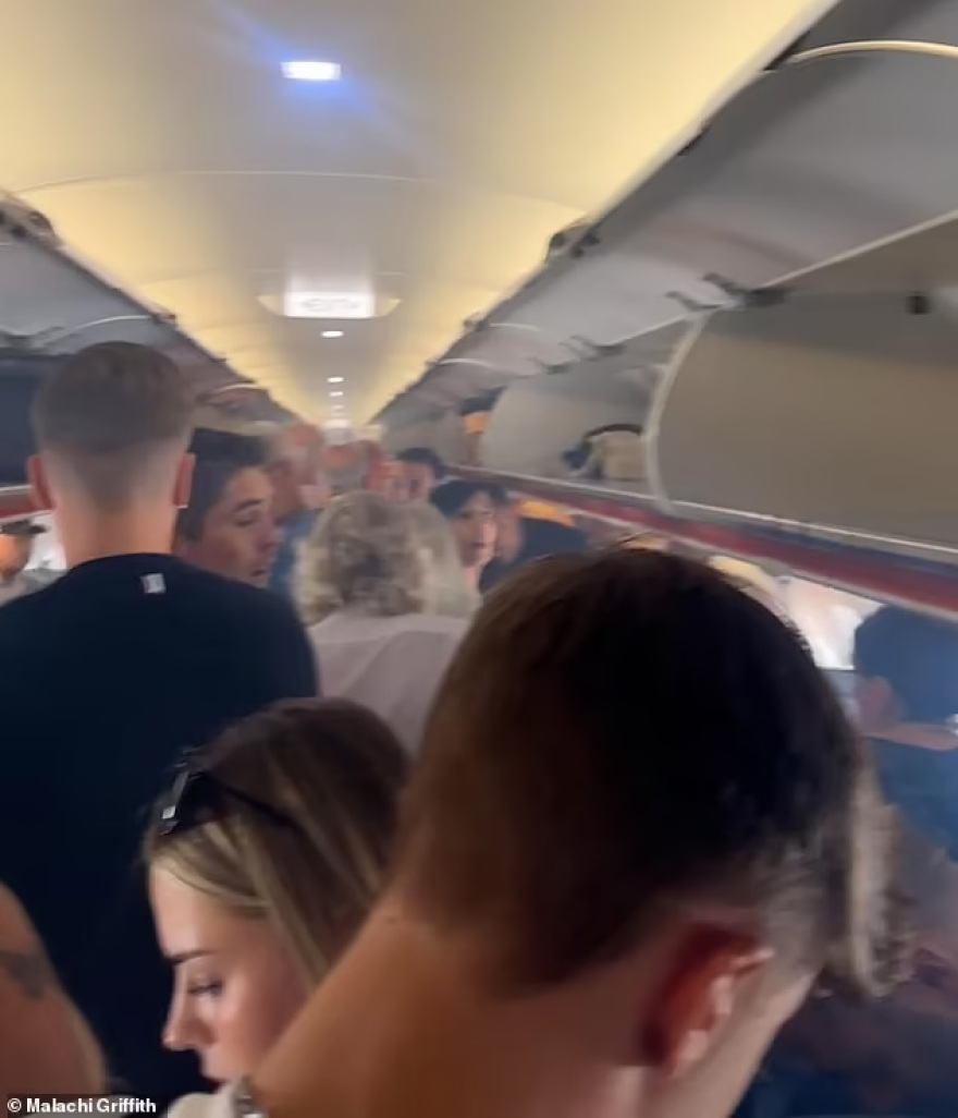 Βίντεο: Η στιγμή που οι επιβάτες εγκαταλείπουν το αεροσκάφος στο Ηράκλειο μετά την έκρηξη του powerbank