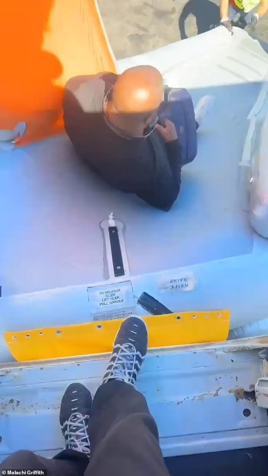 Βίντεο: Η στιγμή που οι επιβάτες εγκαταλείπουν το αεροσκάφος στο Ηράκλειο μετά την έκρηξη του powerbank