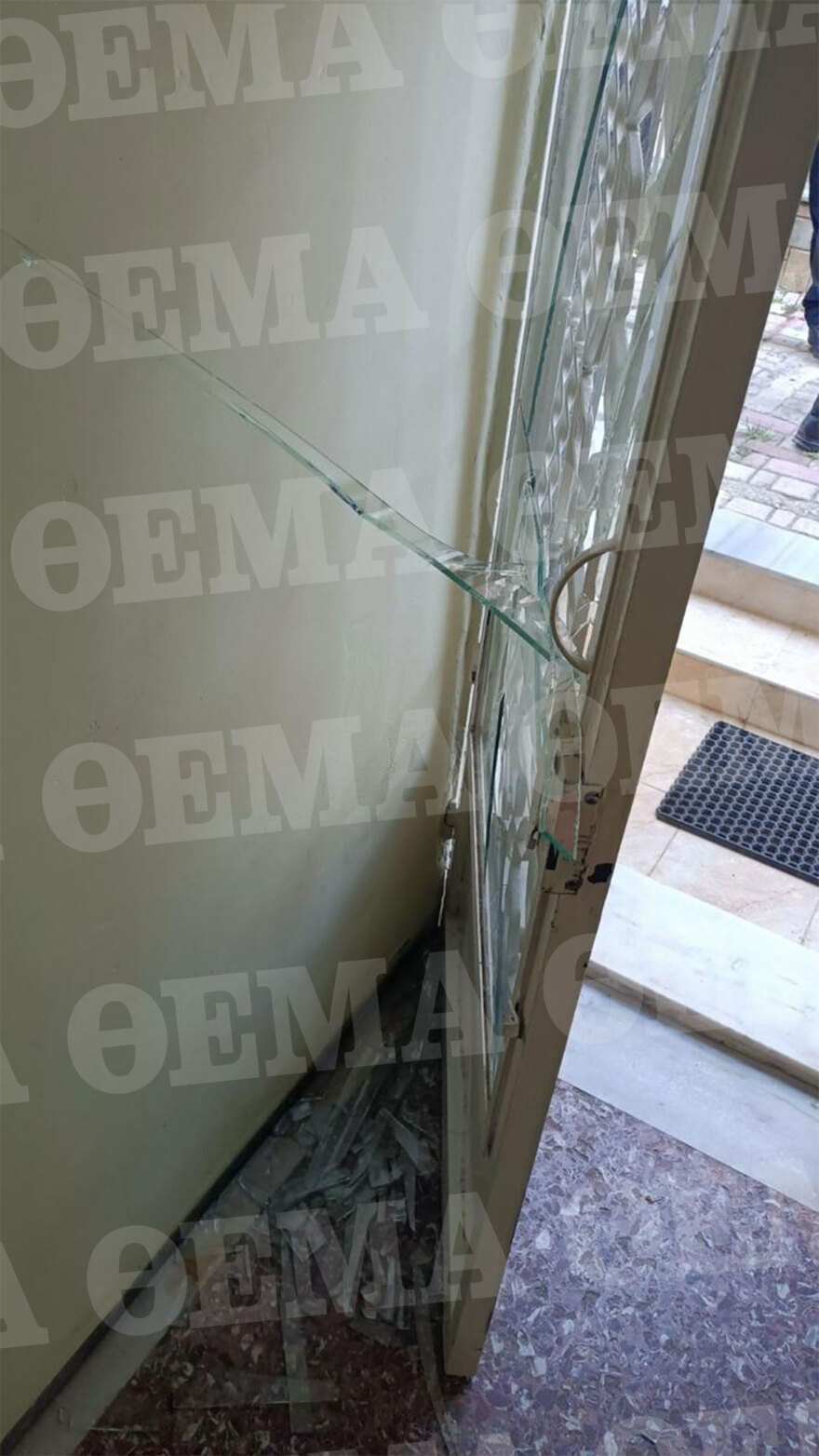 Θεσσαλονίκη: 50χρονος «διέλυσε» με τσεκούρι τα αυτοκίνητα των γειτόνων του επειδή πίστευε ότι έβαλαν κάμερες στο σπίτι του