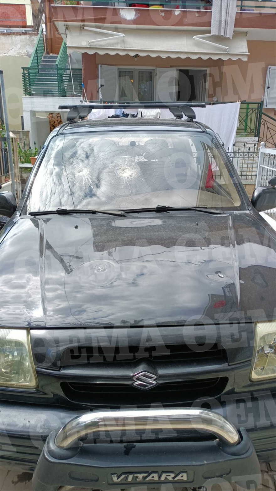 Θεσσαλονίκη: 50χρονος «διέλυσε» με τσεκούρι τα αυτοκίνητα των γειτόνων του επειδή πίστευε ότι έβαλαν κάμερες στο σπίτι του