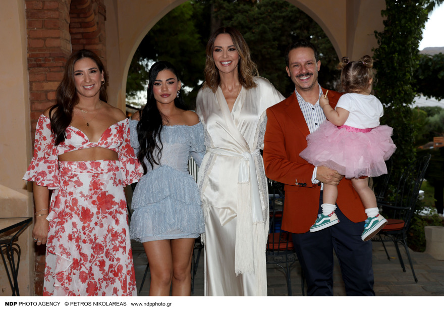 Μπέττυ Μαγγίρα: Βάφτισε την κόρη του Δημήτρη Μακαλιά και της Αντιγόνης Ψυχράμη - Δείτε φωτογραφίες