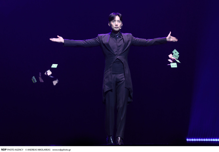 Ψευδαισθήσεις πέρα από τις ανθρώπινες δυνατότητες στο φαντασμαγορικό show «C' est la Magie» στo Christmas Theater