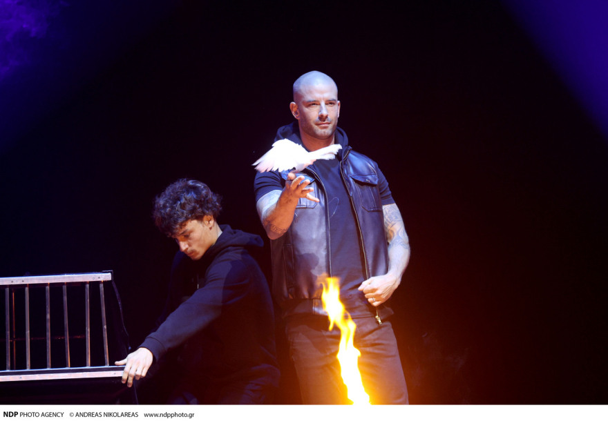 Ψευδαισθήσεις πέρα από τις ανθρώπινες δυνατότητες στο φαντασμαγορικό show «C' est la Magie» στo Christmas Theater