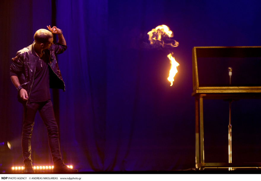 Ψευδαισθήσεις πέρα από τις ανθρώπινες δυνατότητες στο φαντασμαγορικό show «C' est la Magie» στo Christmas Theater