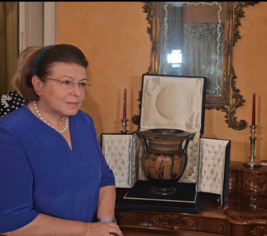 Εγγονός Ιταλού πρώην πρωθυπουργού παρέδωσε αρχαίο αγγείο στη Λίνα Μενδώνη
