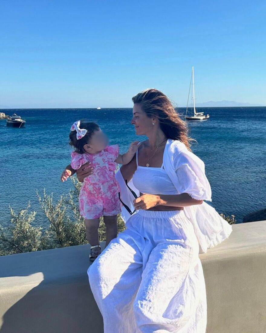 Μαρία Μενούνος: Στη Μύκονο με την κόρη της - Δείτε φωτογραφίες