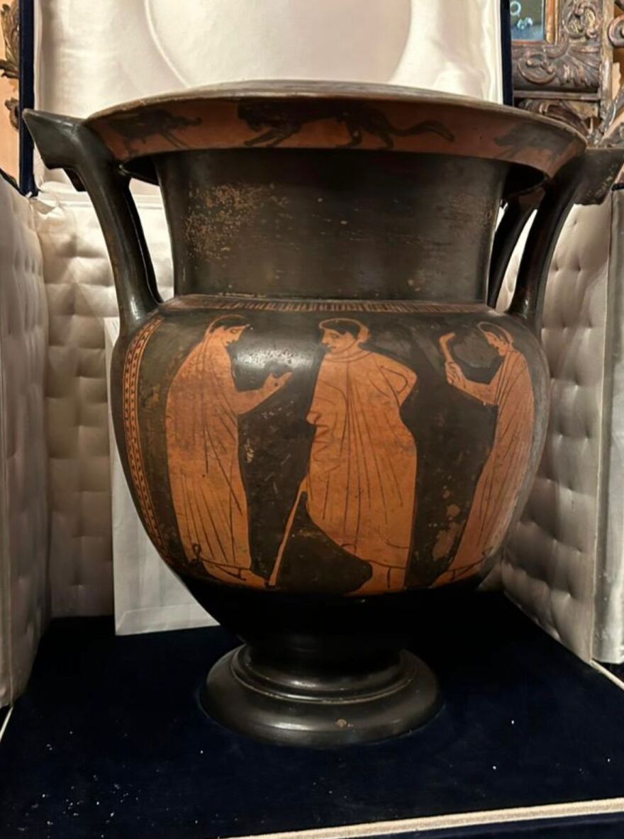 Εγγονός Ιταλού πρώην πρωθυπουργού παρέδωσε αρχαίο αγγείο στη Λίνα Μενδώνη