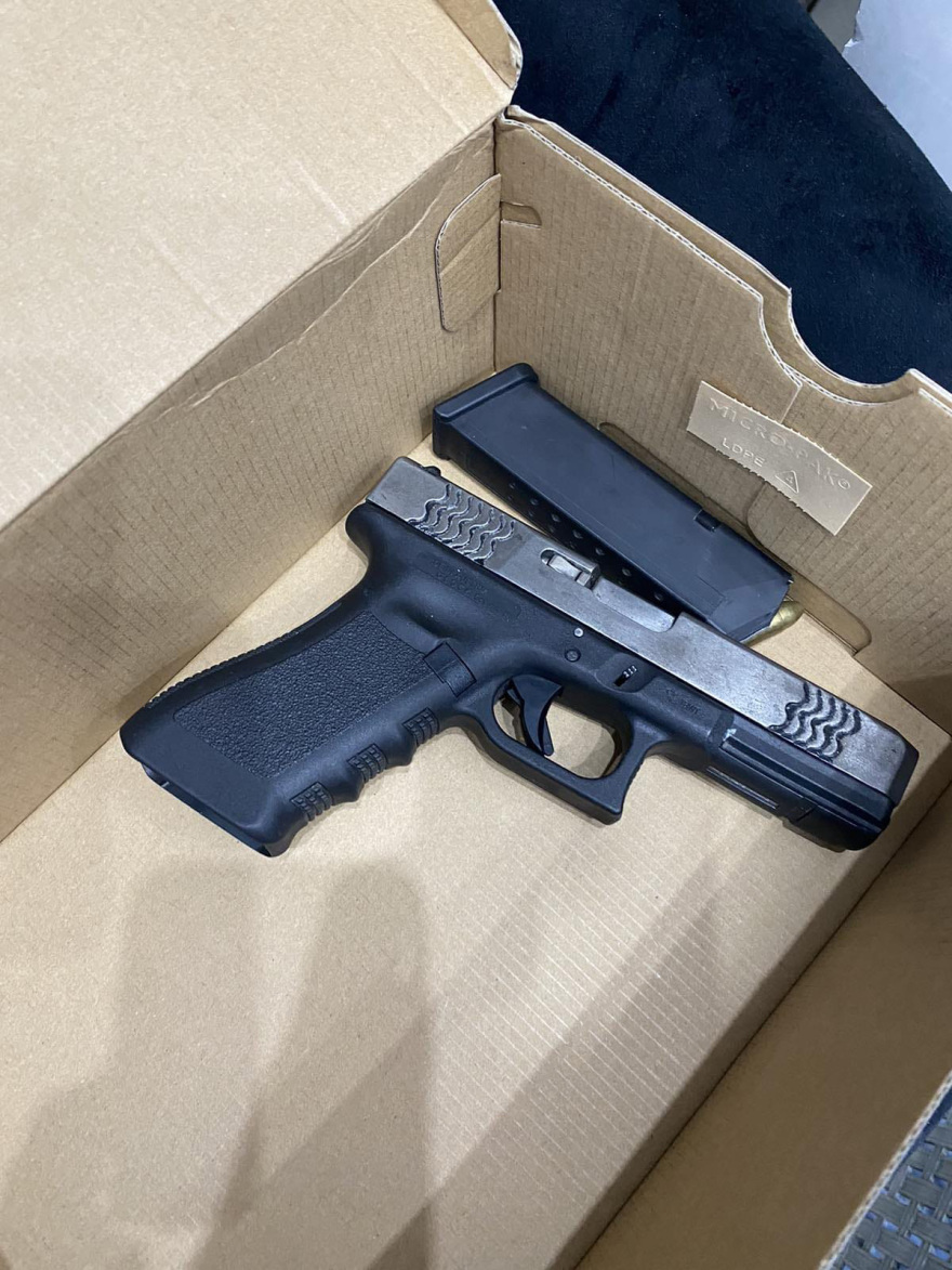 Όπλα, σφαίρες και λίρες μέσα σε λάστιχο βρήκαν οι αστυνομικοί στους καταυλισμούς Ρομά σε Φυλή και Άνω Λιόσια