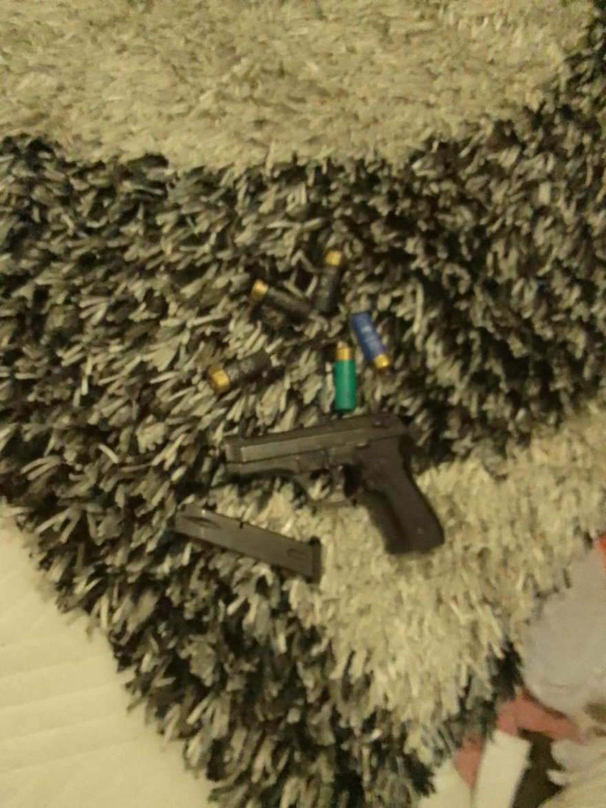 Όπλα, σφαίρες και λίρες μέσα σε λάστιχο βρήκαν οι αστυνομικοί στους καταυλισμούς Ρομά σε Φυλή και Άνω Λιόσια