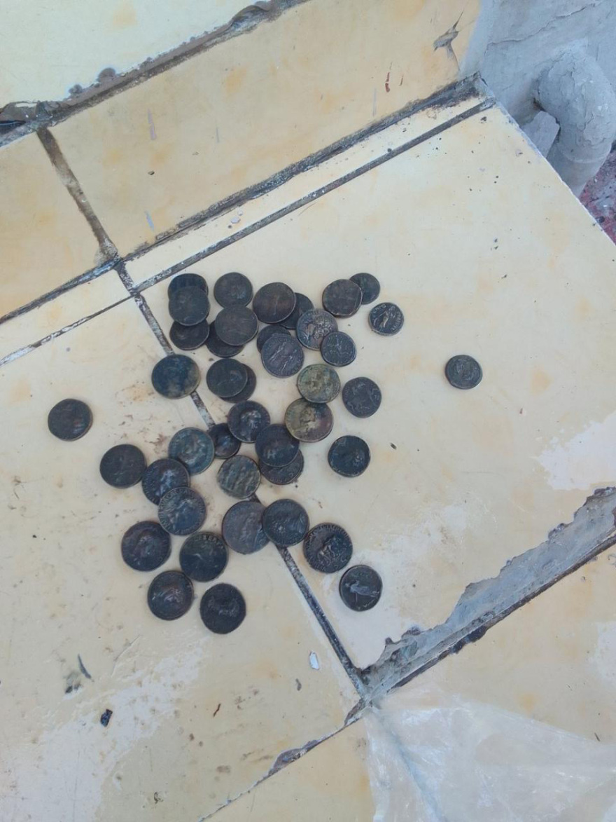 Όπλα, σφαίρες και λίρες μέσα σε λάστιχο βρήκαν οι αστυνομικοί στους καταυλισμούς Ρομά σε Φυλή και Άνω Λιόσια