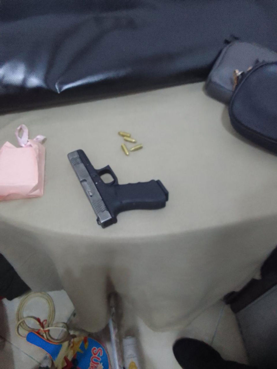 Όπλα, σφαίρες και λίρες μέσα σε λάστιχο βρήκαν οι αστυνομικοί στους καταυλισμούς Ρομά σε Φυλή και Άνω Λιόσια