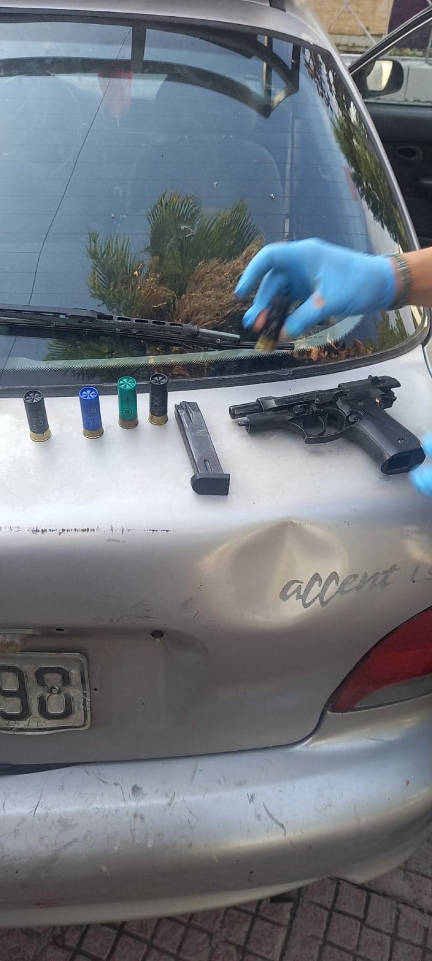 Όπλα, σφαίρες και λίρες μέσα σε λάστιχο βρήκαν οι αστυνομικοί στους καταυλισμούς Ρομά σε Φυλή και Άνω Λιόσια