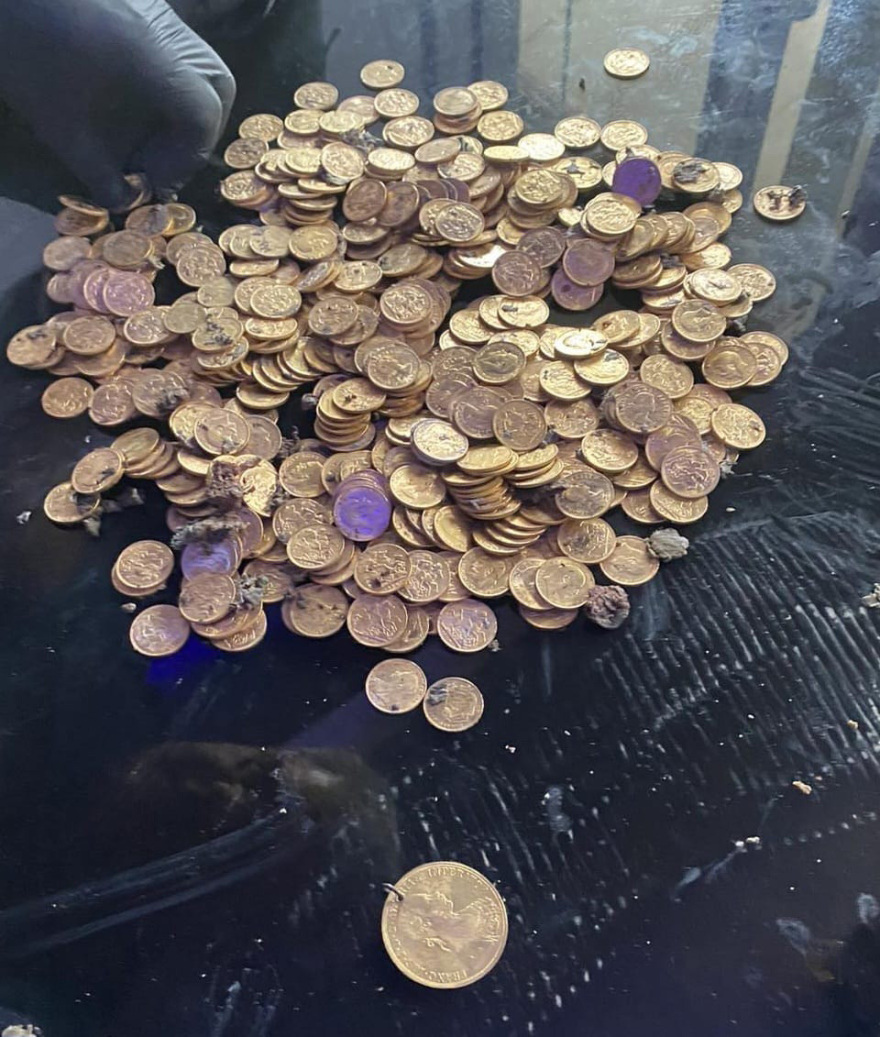 Όπλα, σφαίρες και λίρες μέσα σε λάστιχο βρήκαν οι αστυνομικοί στους καταυλισμούς Ρομά σε Φυλή και Άνω Λιόσια