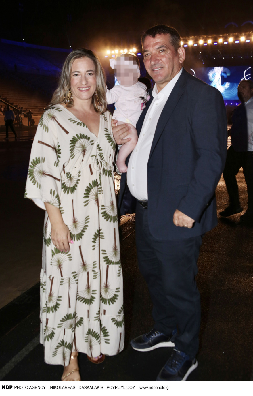 Πύρρος Δήμας - Αφροδίτη Σκαφίδα: Η πρώτη δημόσια εμφάνιση με την πέντε μηνών κόρη τους