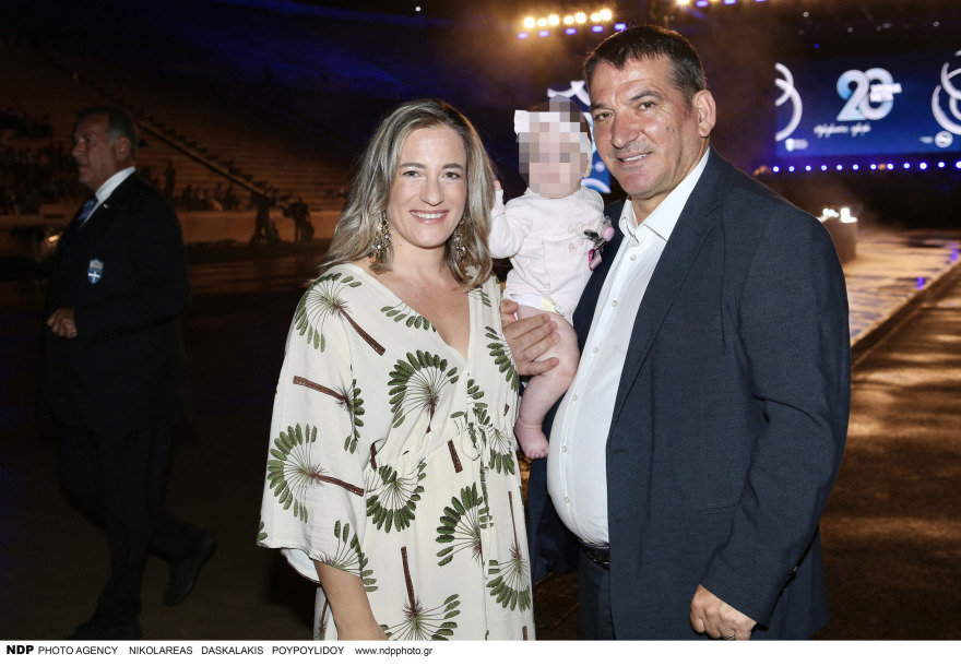 Πύρρος Δήμας - Αφροδίτη Σκαφίδα: Η πρώτη δημόσια εμφάνιση με την πέντε μηνών κόρη τους