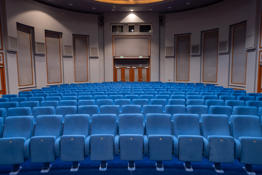 Μπήκαμε στο φρέσκο «Ολύμπιον» και κάτσαμε στα νέα καθίσματα