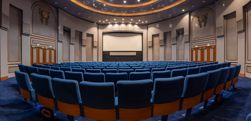 Μπήκαμε στο φρέσκο «Ολύμπιον» και κάτσαμε στα νέα καθίσματα