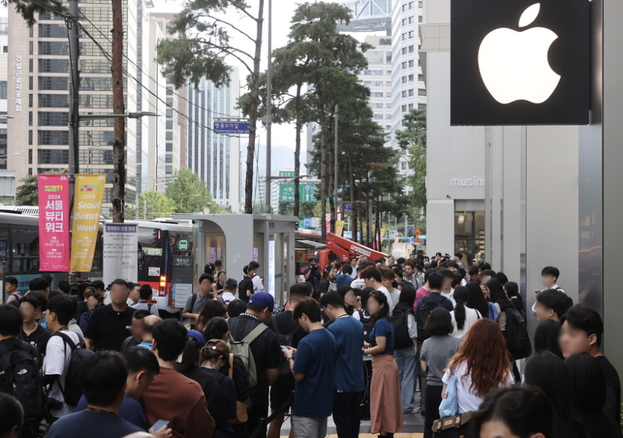 iPhone 16: Ουρές σε πολλές χώρες ανά τον κόσμο καθώς φτάνει στα καταστήματα - Δείτε φωτογραφίες