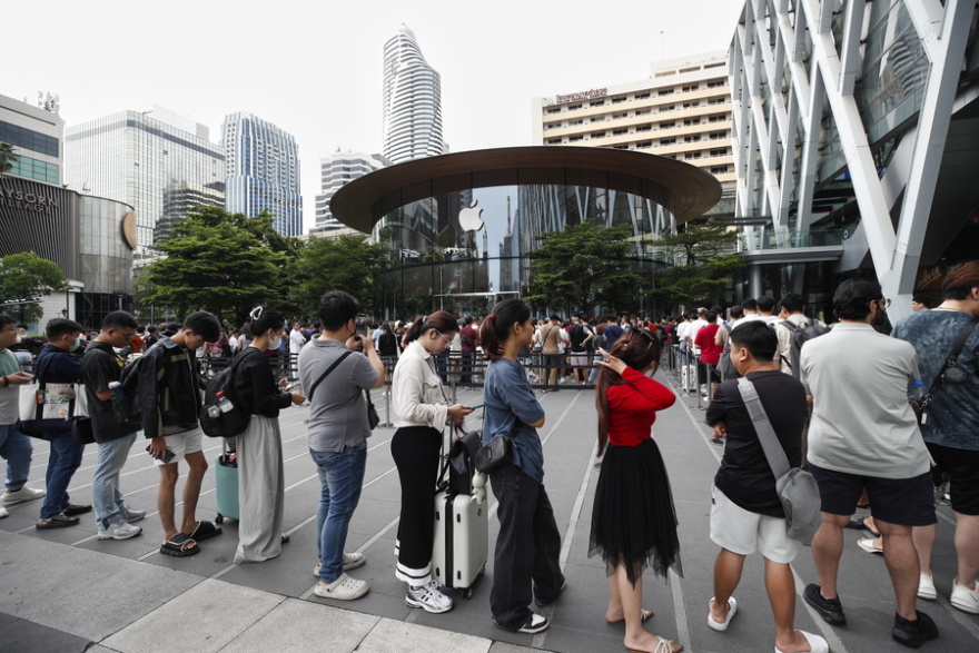 iPhone 16: Ουρές σε πολλές χώρες ανά τον κόσμο καθώς φτάνει στα καταστήματα - Δείτε φωτογραφίες