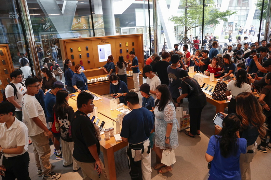 iPhone 16: Ουρές σε πολλές χώρες ανά τον κόσμο καθώς φτάνει στα καταστήματα - Δείτε φωτογραφίες