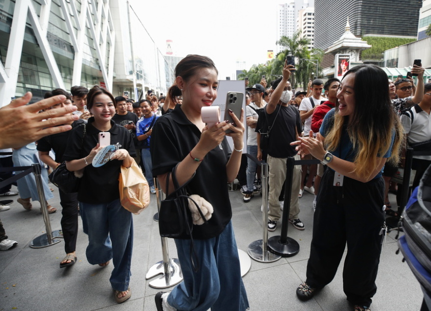 iPhone 16: Ουρές σε πολλές χώρες ανά τον κόσμο καθώς φτάνει στα καταστήματα - Δείτε φωτογραφίες