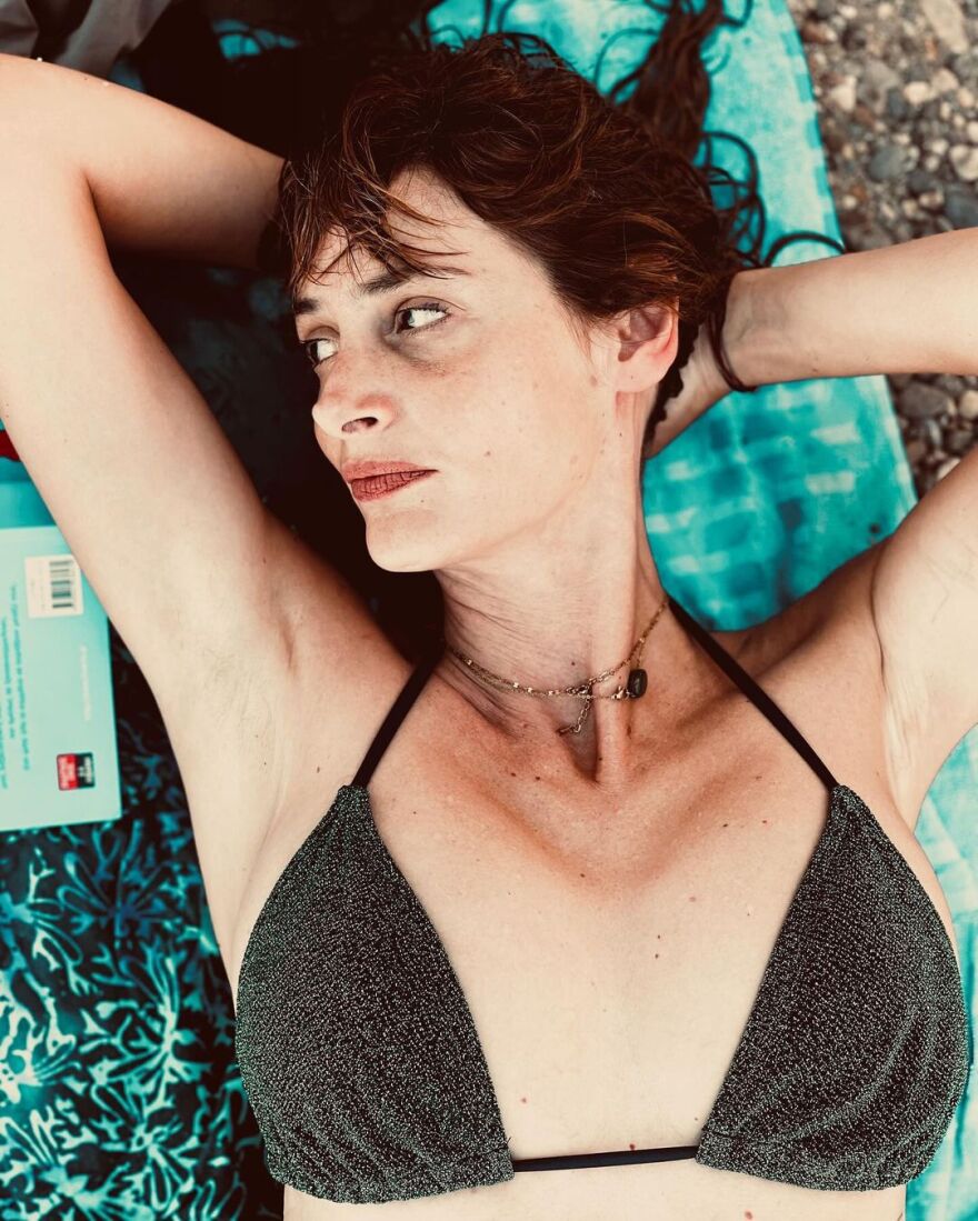 Μαρία Κωνσταντάκη: Ο πεινασμένος καρβέλια ονειρεύεται, γράφει σε φωτογραφίες της από τη θάλασσα