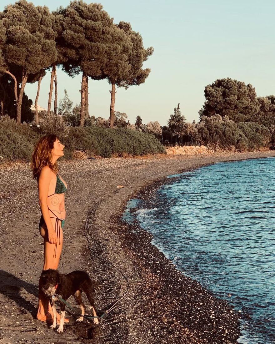 Μαρία Κωνσταντάκη: Ο πεινασμένος καρβέλια ονειρεύεται, γράφει σε φωτογραφίες της από τη θάλασσα