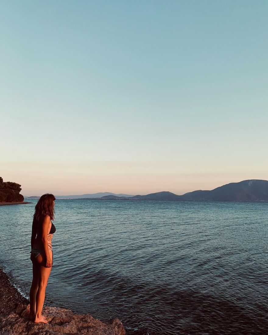 Μαρία Κωνσταντάκη: Ο πεινασμένος καρβέλια ονειρεύεται, γράφει σε φωτογραφίες της από τη θάλασσα