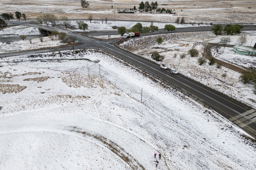 Νότια Αφρική: Σφοδρές χιονοπτώσεις, έκλεισαν δρόμοι, εγκλωβίστηκαν οδηγοί - Δείτε βίντεο