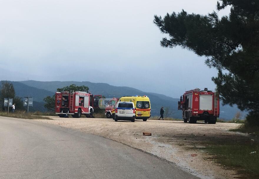 Ιωάννινα: Μητέρα και γιος απεγκλωβίστηκαν από ΙΧ που έπεσε σε γκρεμό - Δέντρα συγκράτησαν το όχημα