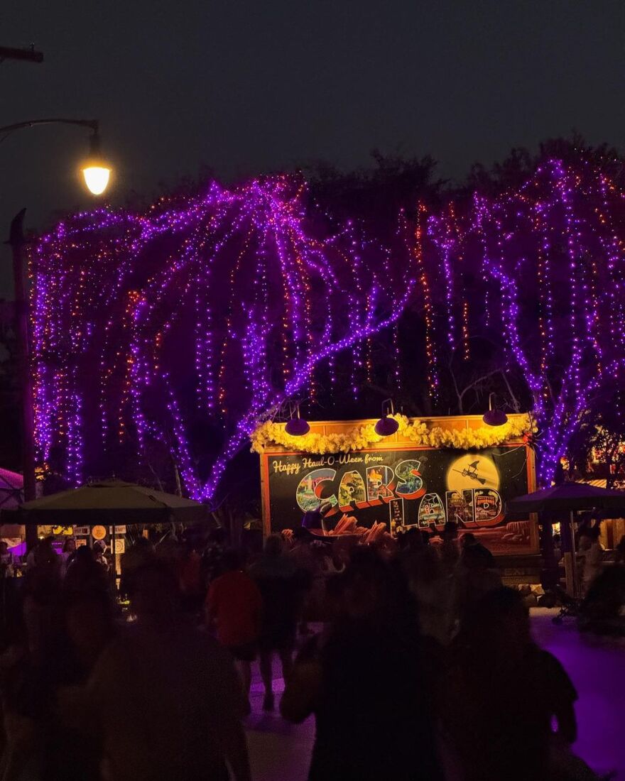 Σαρλίζ Θερόν: Μοιράστηκε μερικές σπάνιες φωτογραφίες των παιδιών της από την επίσκεψή τους στη Disneyland