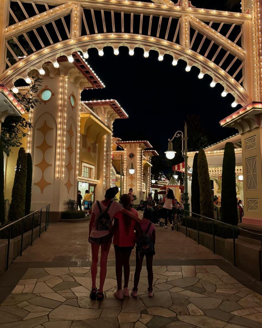 Σαρλίζ Θερόν: Μοιράστηκε μερικές σπάνιες φωτογραφίες των παιδιών της από την επίσκεψή τους στη Disneyland