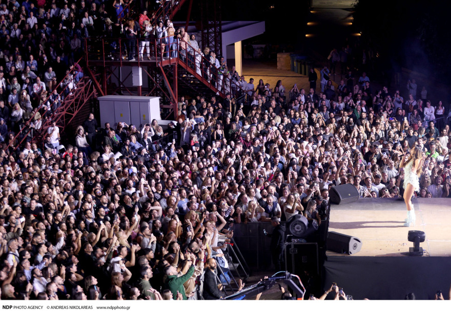 Δέσποινα Βανδή: Επέστρεψε στον Λυκαβηττό 21 χρόνια μετά - Κάποιοι από εσάς ήσασταν αγέννητοι το 2003, είπε