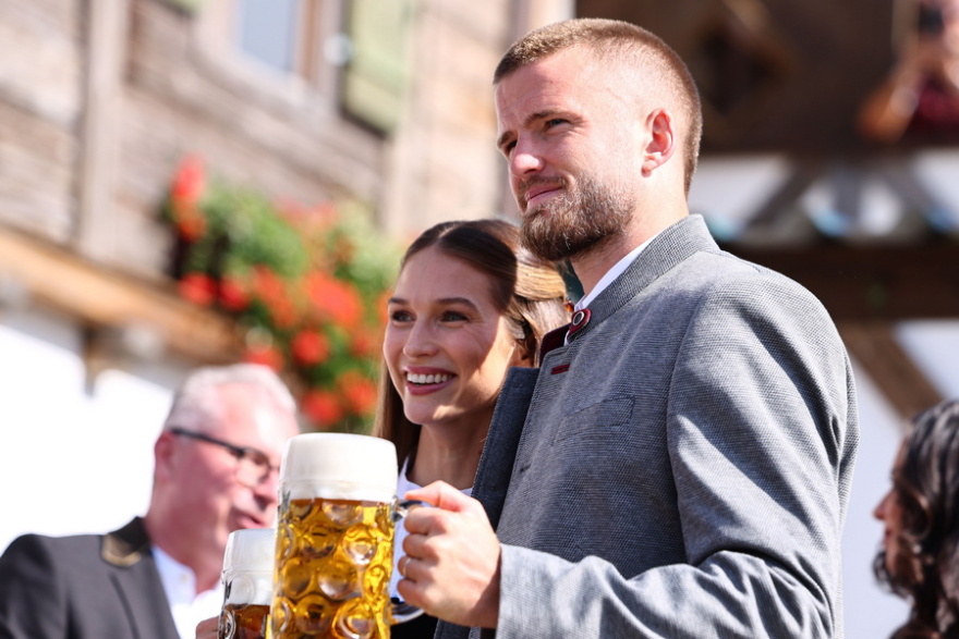 Oktoberfest: Τα χαμόγελα των παικτών της Μπάγερν με τις παραδοσιακές στολές και τις μπύρες στα χέρια - Δείτε φωτογραφίες