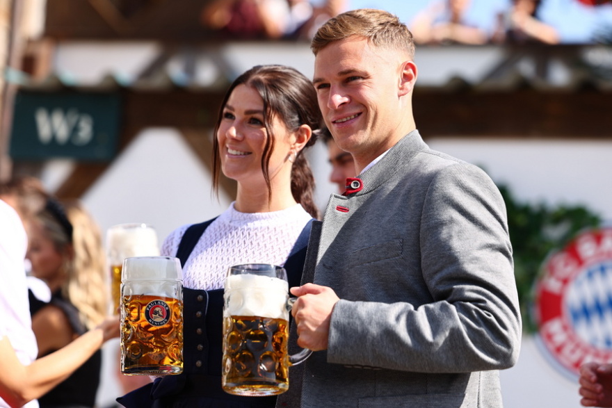Oktoberfest: Τα χαμόγελα των παικτών της Μπάγερν με τις παραδοσιακές στολές και τις μπύρες στα χέρια - Δείτε φωτογραφίες
