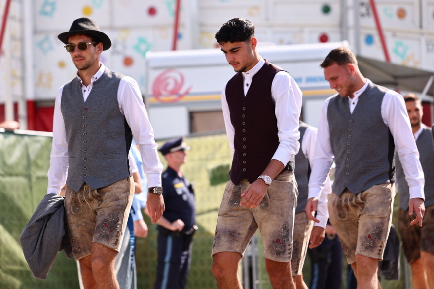Oktoberfest: Τα χαμόγελα των παικτών της Μπάγερν με τις παραδοσιακές στολές και τις μπύρες στα χέρια - Δείτε φωτογραφίες