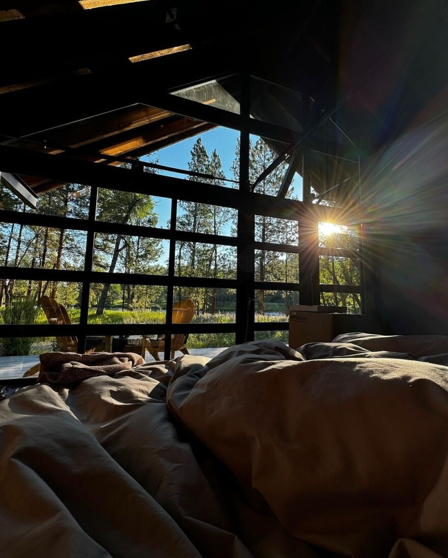 Μπέλα Χαντίντ: Ποζάρει με μαγιό δίπλα στο ποτάμι