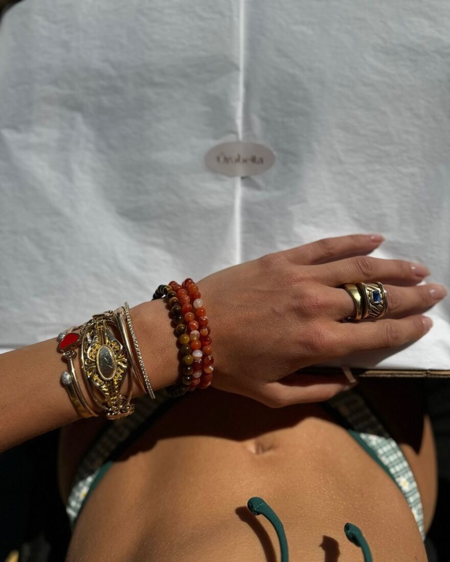 Μπέλα Χαντίντ: Ποζάρει με μαγιό δίπλα στο ποτάμι