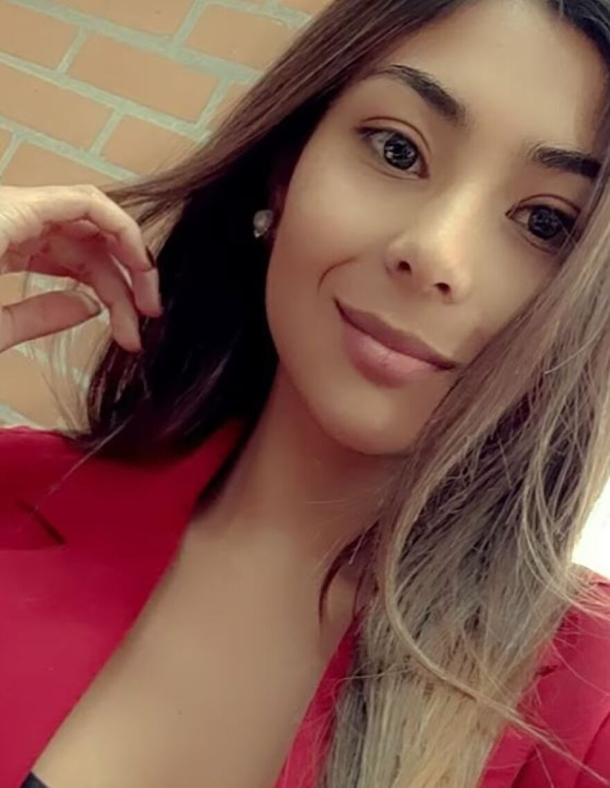 Αποζημίωση $2,78 εκατ. σε 28χρονη νταντά από την Κολομβία - Το αφεντικό της την κατέγραφε με κρυφή κάμερα σε ανιχνευτή καπνού