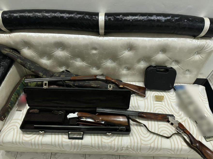 ΕΛΑΣ: Καραμπίνες, πιστόλια και ναρκωτικά στα σπίτια των διαρρηκτών που είχαν χτυπήσει πάνω από 110 φορές στην Αττική