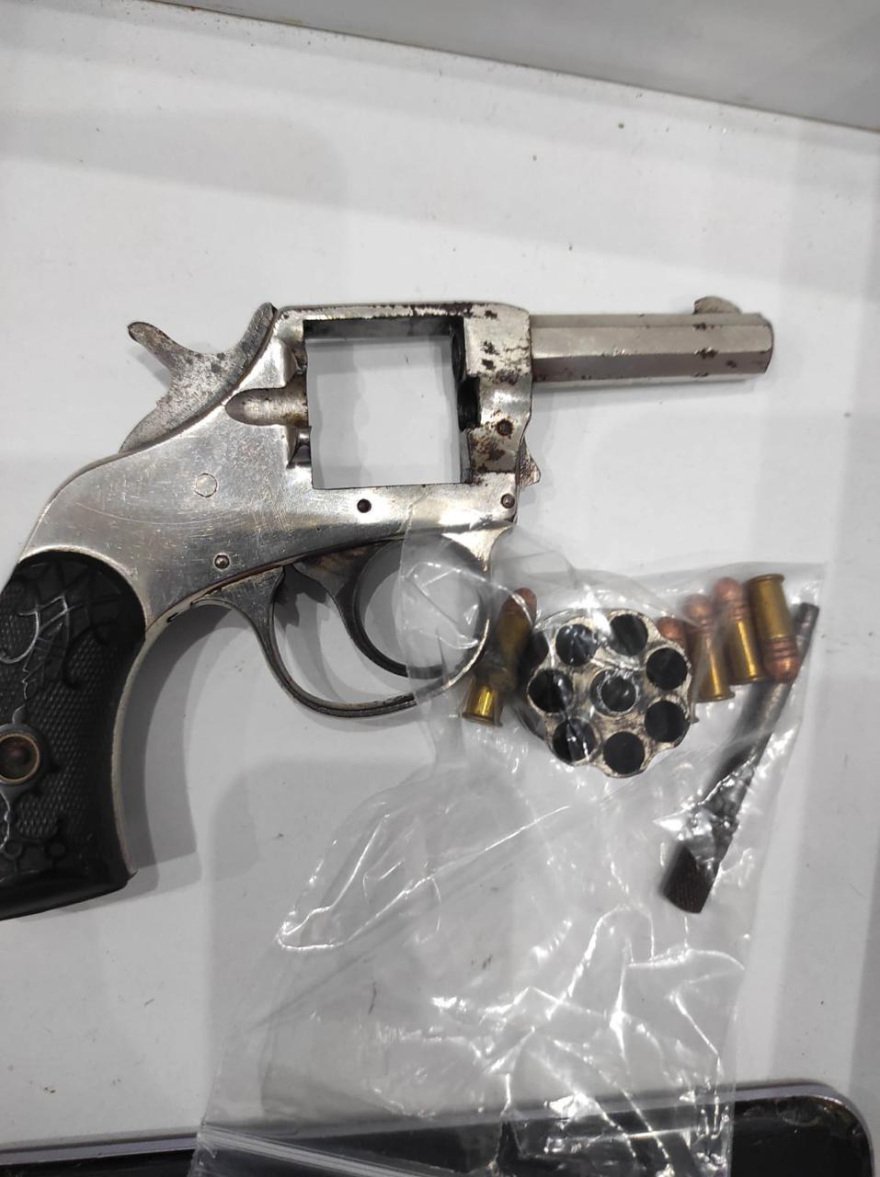 ΕΛΑΣ: Καραμπίνες, πιστόλια και ναρκωτικά στα σπίτια των διαρρηκτών που είχαν χτυπήσει πάνω από 110 φορές στην Αττική