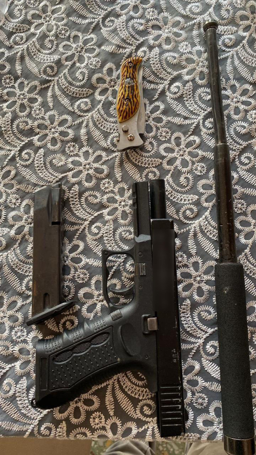 ΕΛΑΣ: Καραμπίνες, πιστόλια και ναρκωτικά στα σπίτια των διαρρηκτών που είχαν χτυπήσει πάνω από 110 φορές στην Αττική