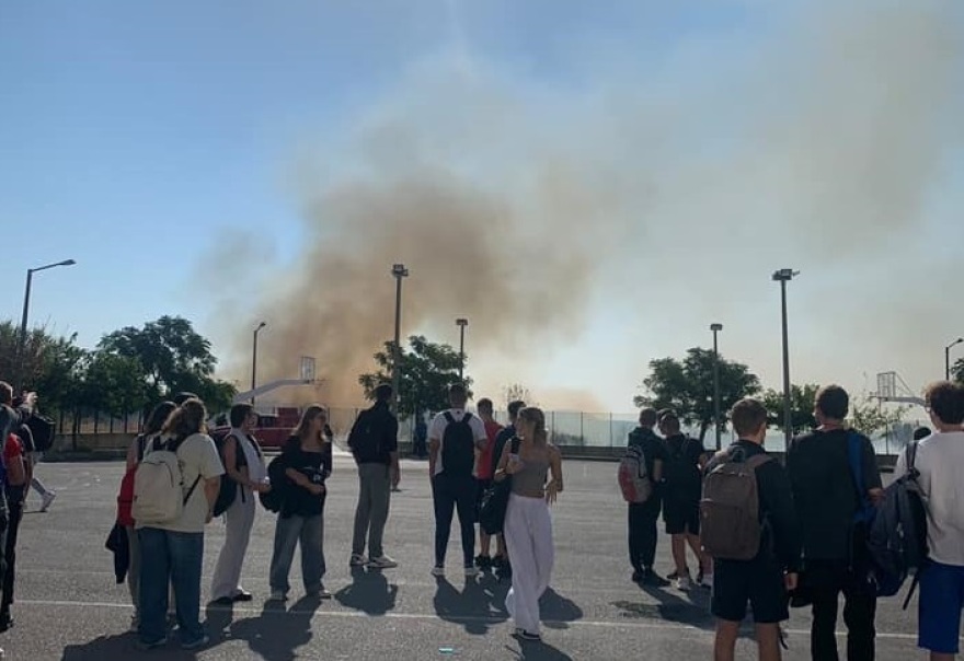 Υπό έλεγχο η φωτιά που ξέσπασε κοντά σε σχολείο στο Καπανδρίτι