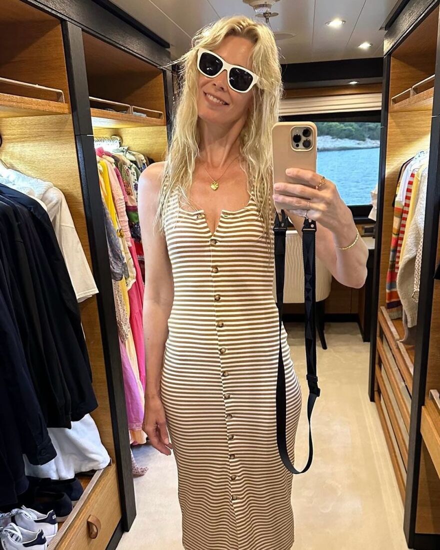 Κλόντια Σίφερ: Με μπικίνι οι νέες φωτογραφίες από το ελληνικό καλοκαίρι της