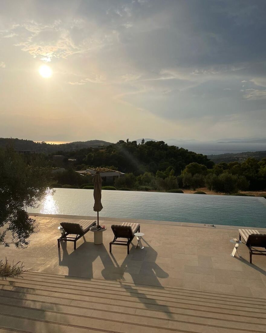 Κλόντια Σίφερ: Με μπικίνι οι νέες φωτογραφίες από το ελληνικό καλοκαίρι της